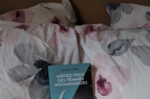 Méfiez-vous des femmes insomniaques posé dans un lit