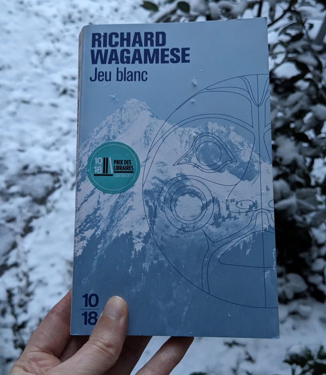 Couverture de Jeu blanc, de Richard Wagamese devant une cour enneigée