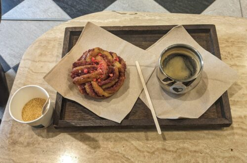 Février 2026 - Une pâtisserie aux pralines roses et du café sur un plateau