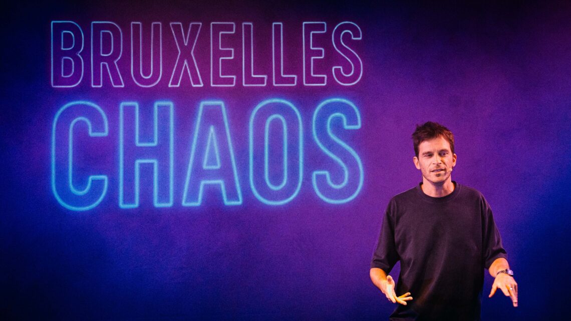Gaspad Melville devant le logo de son spectacle Bruxelles Chaos