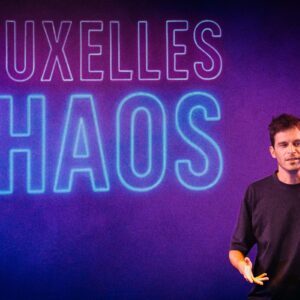 Gaspad Melville devant le logo de son spectacle Bruxelles Chaos