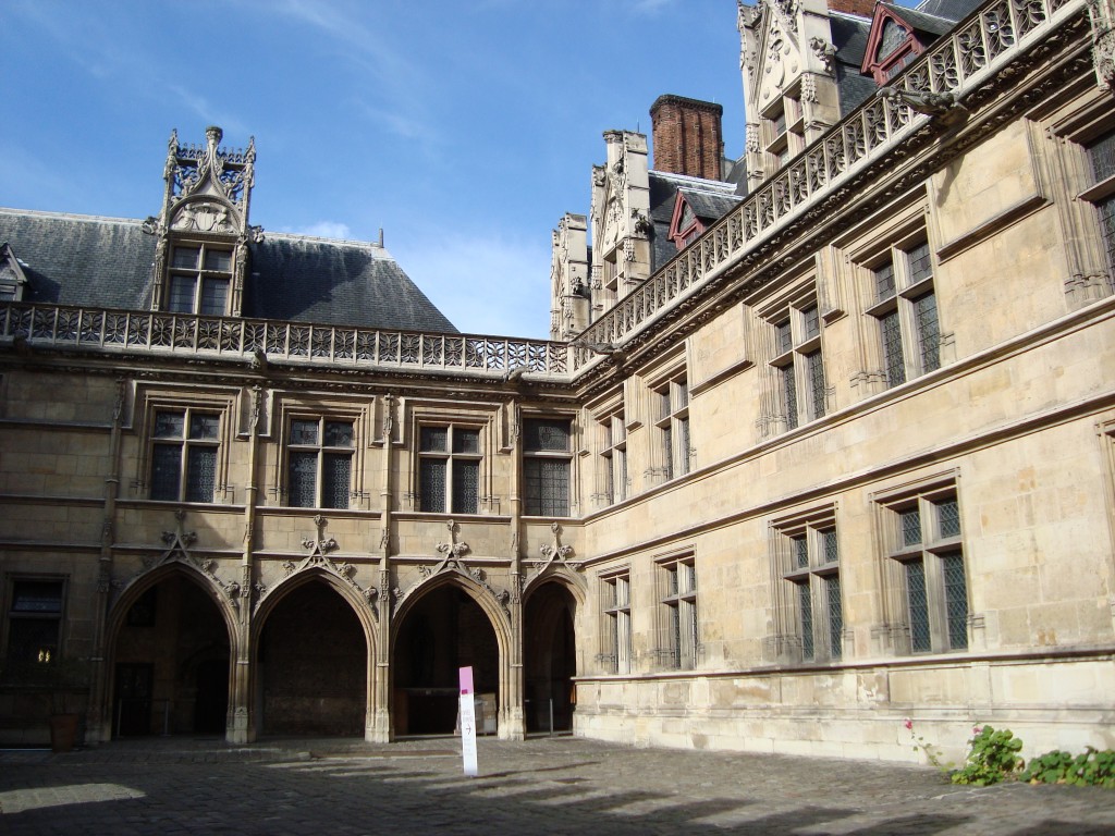 Un café au soleil, dans la cour de lAbbaye de Cluny