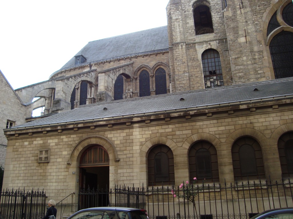 Une église coincée dans la ville