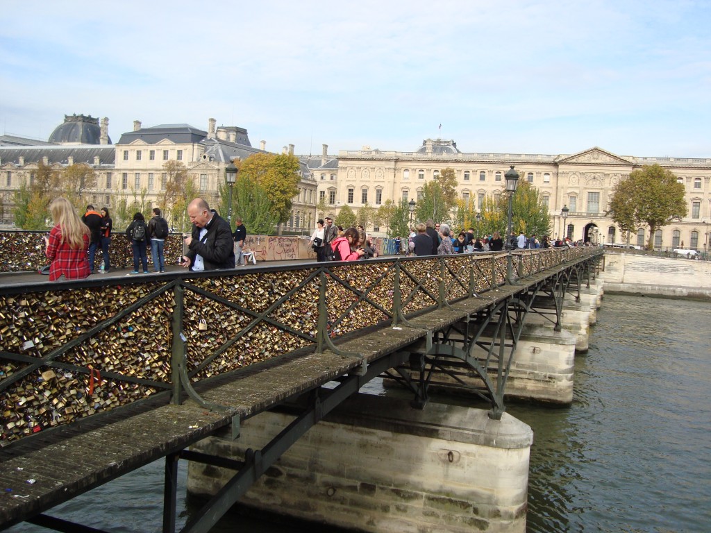 Faut bien avouer, il est quelque peu plus fourni en cadenas que le Pont Solferino mais il est nettement moins charmant...