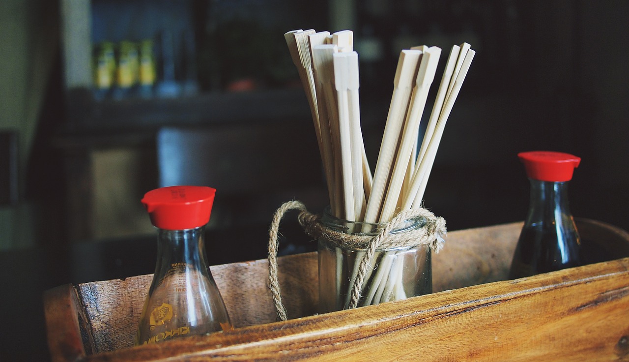 sushis chopsticks-698495_1280